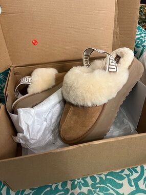 NIB UGG Women's Chestnut and Cream Shearling Platform Clog “FUNKETTE” Sz 9M